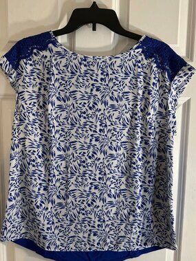 APT. 9 Blue & White Print Top w/ Lace Shoulders – Size M